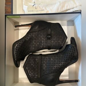 Pour la Victoire women’s black leather peep toe booties 4 inch heel size 6.5